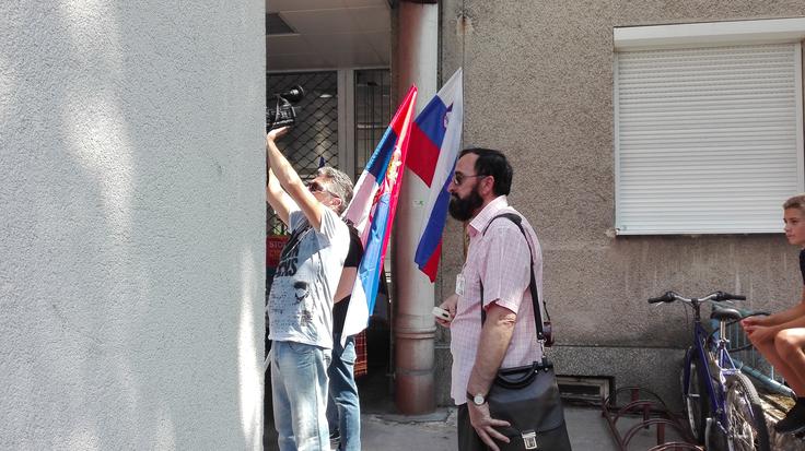 "Prepričani smo, da bo vlada padla," meni predsednik novoustanovljene Socialne stranke Srbov Slovenije Saša Gajić (fotografija je bila posneta ob avgustovskem protestu Zveze srbske diaspore Slovenije zaradi domnevne diskriminacije pri potegovanju za denar kulturnega ministrstva). | Foto: STA ,