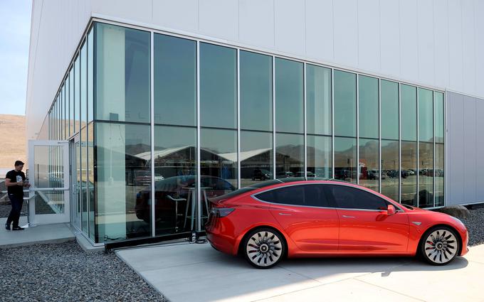 Tesla Motors je za potrebe lastne proizvodnje baterij s Panasonicom zgradila veliko tovarno v Nevadi. | Foto: Reuters