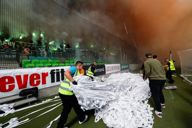 Navijači Olimpije so si dali duška na zadnji tekmi sezone in poskrbeli za šov z odvrženimi belimi trakovi. | Foto: Aleš Fevžer
