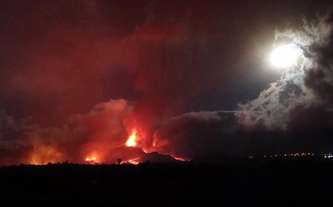 Stavros Meletlidis, doktor vulkanologije na španskem geografskem inštitutu, je dejal, da je izbruh ustvaril pet lukenj na pobočju in da se razmere lahko kadarkoli spremenijo. "Eruptivna dinamika se lahko spremeni v nekaj minutah," je povedal. | Foto: Reuters
