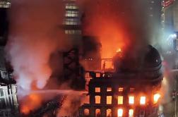 Kaos na železniški postaji: v bližini izbruhnil obsežen požar #video