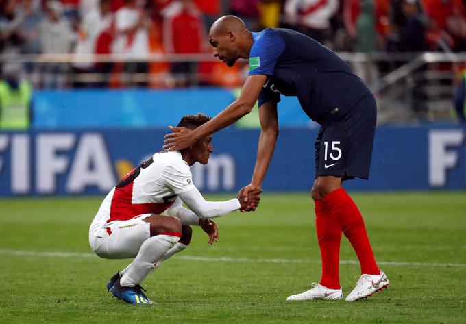 Francozi, ki so napredovali v osmino finala, so po srečanju tolažili Perujce. Ti so izgubili vse možnosti za napredovanje. | Foto: Reuters