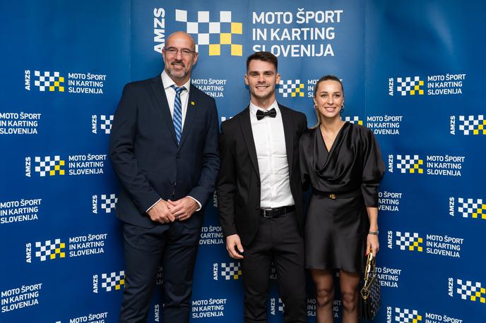 Tim Gajser | Tim Gajser z zaročenko Špelo Motaln in novim predsednikom AMZS, Markom Belšakom. | Foto AMZS/Damjan Končar