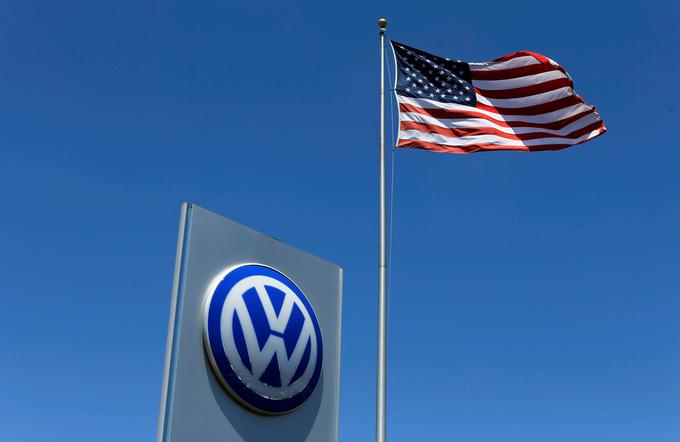 Čeprav je imelo v ZDA nedovoljeno programsko opremo v dvolitrskih dizelskih motorjih manj kot pol milijona vozil, v Evropi je takih vozil kar 8,5 milijona, je Volkswagen škandal samo onkraj luže že stal skoraj 14 milijard evrov. Račun ni dokončen, saj ne vključuje vozil s spornim trilitrskim dizelskim motorjem. | Foto: Reuters