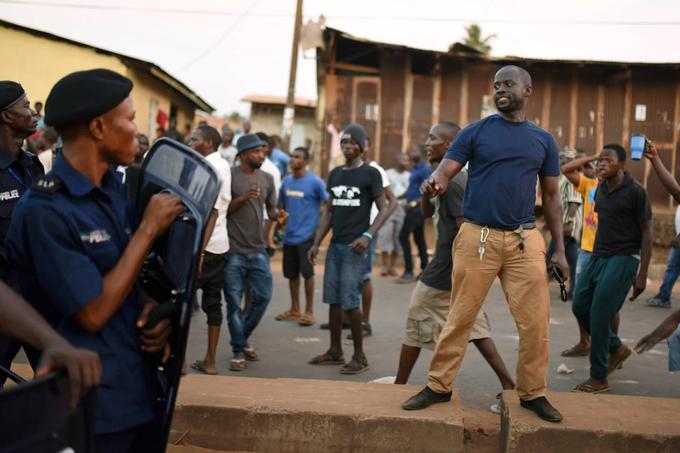 Hud internetni mrk so med 30. marcem in 1. aprilom doživeli tudi v Sierri Leone, a zanj ni bila odgovorna samo poškodba podmorskega kabla, temveč tudi tamkajšnja vlada. V Sierri Leone ob pomembnih političnih dogodkih namreč pogosto "ugasnejo" internet za precej državljanov, ravno v tistem obdobju pa je v Sierri Leone potekal drugi krog predsedniških volitev.  | Foto: Reuters