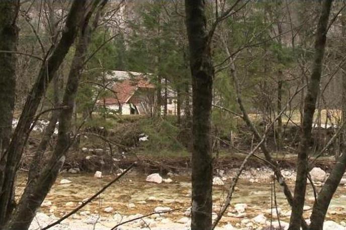 Trenta | Tožilstvo Kastelicu očita kaznivo dejanje zlorabe na škodo podjetja Imos, Gantarju in Janši pa pomoč pri omenjenem dejanju. Janša je namreč pri Imosu leta 2005 kupil stanovanje v Ljubljani, ki ga je financiral tako, da je zanj ponudil dotedanje enosobno stanovanje, znesek drugega obroka pa naj bi mu družba podarila prek navideznega posla z več kot 15 tisoč kvadratnih metrov velikim zemljiščem v Trenti. | Foto Jože Biščak