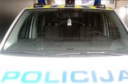 Mladoletnik z ukradenim kombijem namerno trčil v policijsko vozilo