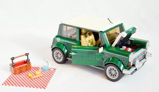 Mini sestavljen iz 1.077 lego kock