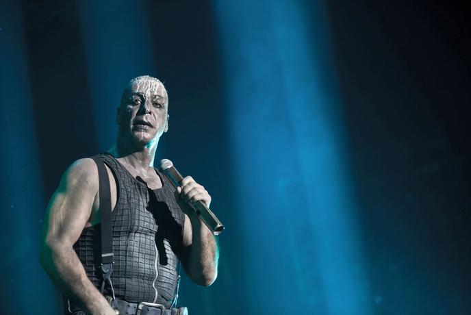 Pevca skupine Rammstein udeleženka koncerta obtožila zlorabe in napada