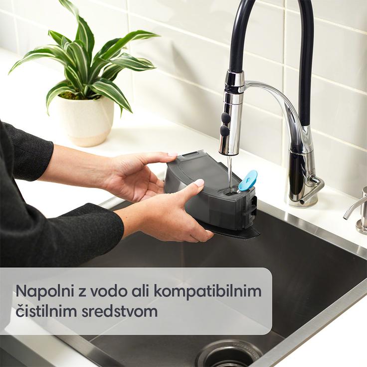 RoombaCombo_j5 _j5_MopBin_Photo_Lifestyle_Refill_Water_Caption_Overlay_CleaningSolutions_1000x1000 | Foto: iRobot