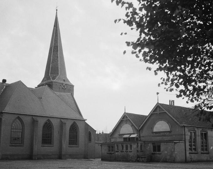 Med racijo so Nemci ubili šest moških in eno žensko. Ženske in manjše otroke so zaprli v cerkev, moške in fante pa v vaško šolo ob cerkvi. Obe stavbi sta na fotografiji. | Foto: Guliverimage