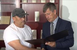 Župan nagradil Roma, ki je ob ropu banke pokazal pogum #video