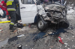 Ukrajina: v trčenju minibusa in tovornjaka umrlo najmanj 11 ljudi