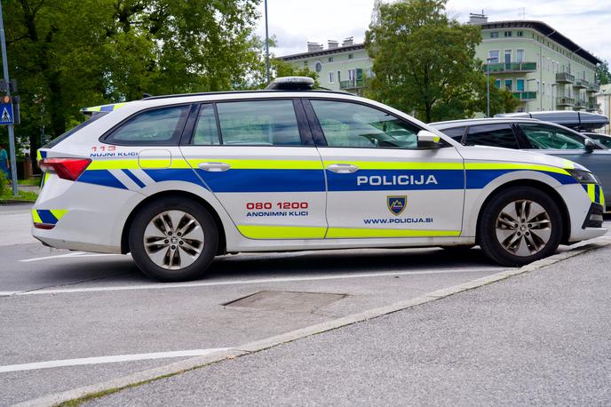 slovenska policija, policija, policijsko vozilo | Kriminalisti nadaljujejo s kriminalistično preiskavo in bodo o vseh ugotovitvah obveščali pristojno državno tožilstvo. Na kraju so intervenirali tudi gasilci. | Foto Shutterstock