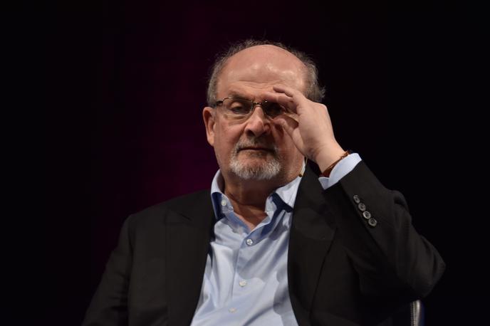 Salman Rushdie | Salmana Rushdieja je avgusta lani napadel islamski skrajnež Hadi Matar. Rushdiejeva fotografija je iz leta 2017. | Foto Guliverimage
