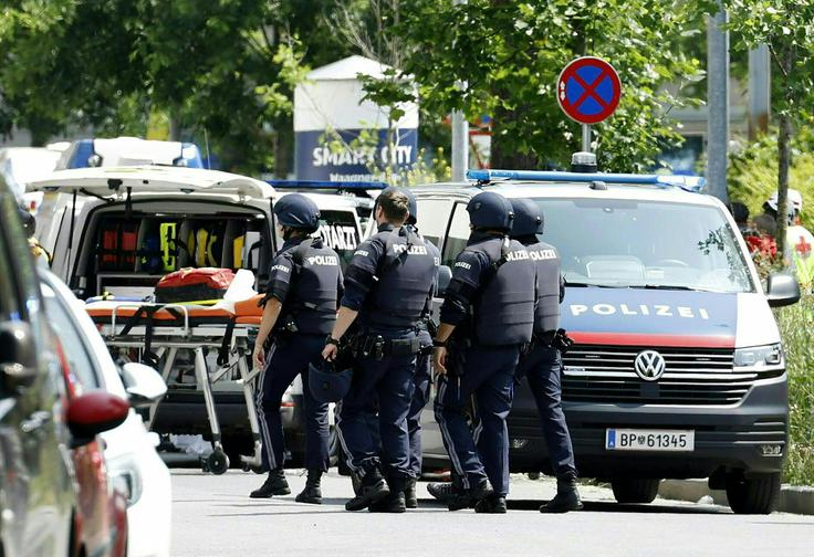 Po zadnjih podatkih je zaradi streljanja na gimnaziji v Gradcu umrlo vsaj deset ljudi, veliko pa je ranjenih, od tega vsaj deset težko ranjenih. Med mrtvimi je tudi storilec. Ta naj bi bil nekdanji učenec na šoli ter je v streljanju umoril osem učencev in enega učitelja. Na fotografiji: policisti pri šoli v Gradcu. | Foto: Profimedia