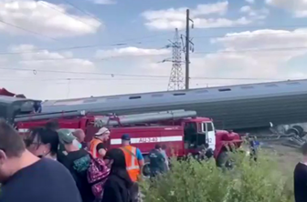 Huda železniška nesreča v Rusiji: dve osebi umrli, najmanj 140 je ranjenih #video
