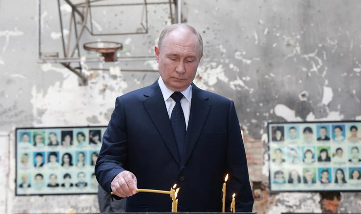 Putin ob 20. obletnici terorističnega napada in zajetja talcev v osnovni šoli v Beslanu v Severni Osetiji na jugu Rusije. Potem ko so zajete talce, te so zajeli čečenski separatisti, skušale osvoboditi ruske varnostne sile, je umrlo 334 ljudi, od tega 186 učencev. Uničena šola je zdaj postala muzej. | Foto: Reuters
