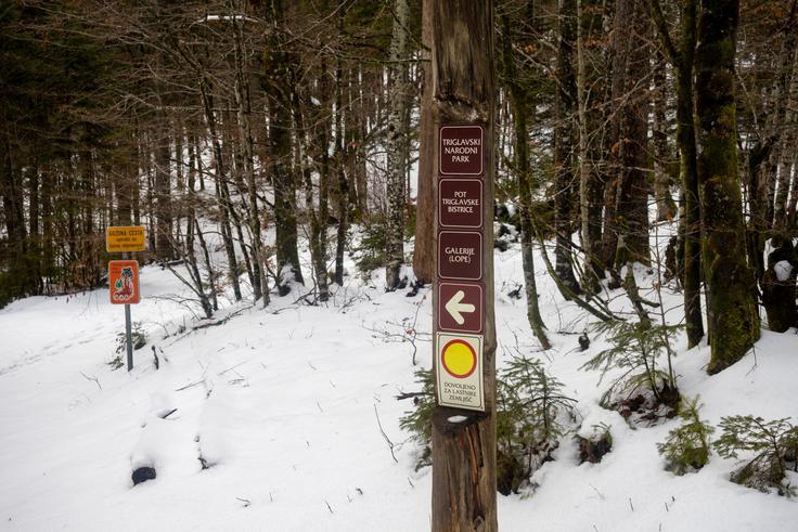 Na drugem razcepu zapustimo cesto in se usmerimo proti Galerijam. | Foto: Matej Podgoršek