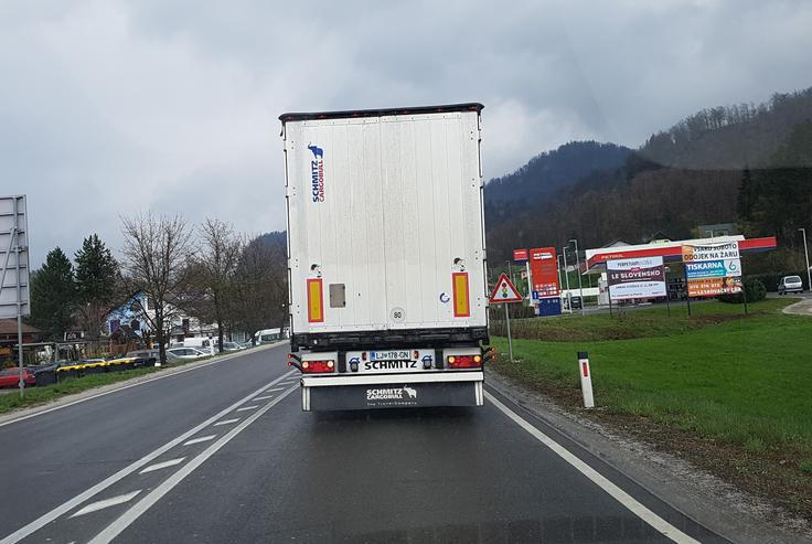 Mitja Krapša iz civilne iniciative za ptujsko obvoznico: "Prva dva tedna se je poznalo, saj so se tovornjakarji bali kazni, sedaj so pa našli zakonske luknje in so si registrirali na tem območju podružnico, ali pa pišejo fiktivni razklad ene palete na območju Varaždina ali Međimurja in se izognejo omejitvi." | Foto: Gregor Pavšič