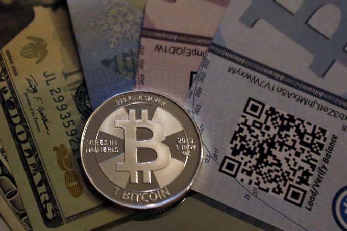 Kliknite na fotografijo in preberite več o tem, kako lahko hekerji ukradejo bitcoine in kaj pomeni, da jih shranimo v hladno denarnico. | Foto: Reuters