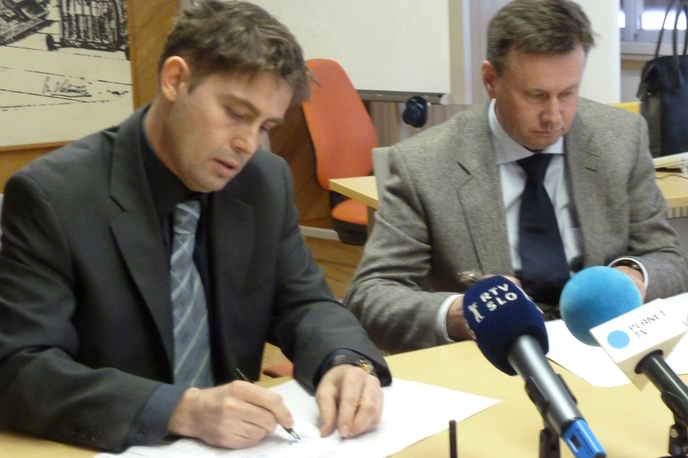 Igor Rakuša | V Radečah je Igor Rakuša (desno) januarja 2014 podpisal pogodbo o nakupu papirnice iz stečajne mase. | Foto STA