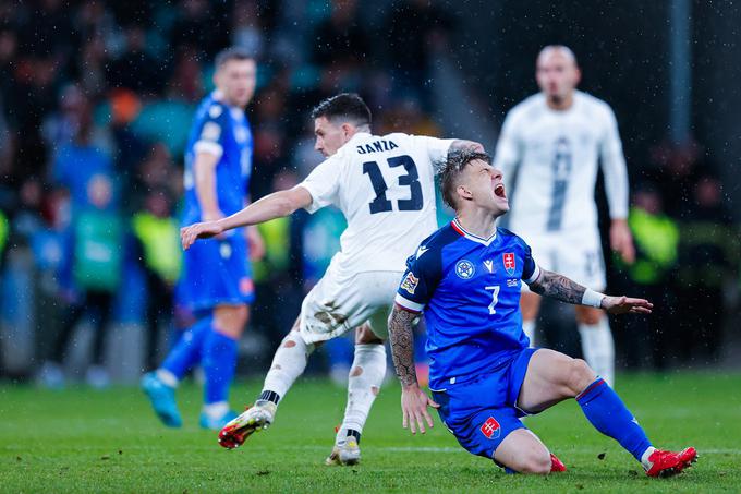 Erik Janža je Sloveniji pomagal do dragocene zmage nad Slovaško. Odigral je vseh 120 minut in se v sodnikovo beležnico vpisal z rumenim kartonom. | Foto: Aleš Fevžer