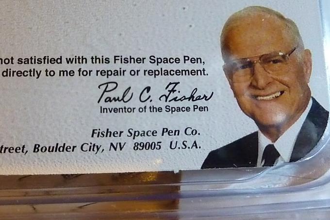 Vizitka, ki je priložena vsem Fisherjevim vesoljskim pisalom. Na fotografiji zraven je Paul C. Fisher, izumitelj vesoljskega pisala. Umrl je leta 2006, star je bil 93 let.  |  Foto: fromthepen.com | Foto: 