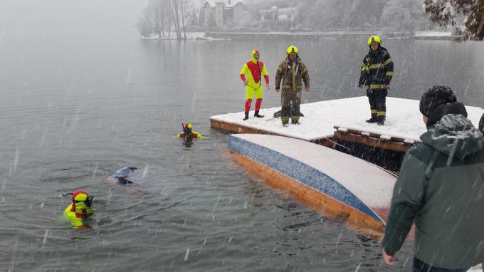 Na kraju dogodka so reševalcem na pomoč priskočili tudi potapljači. | Foto: Prostovoljno gasilsko društvo Bled