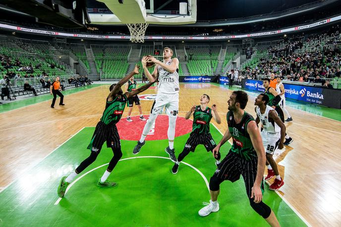 Petrol Olimpija Partizan liga ABA | Košarkarji Petrol Olimpije so se pogumno spopadli s Partizanom, a bili na koncu za nekaj košev prekratki. | Foto Vid Ponikvar