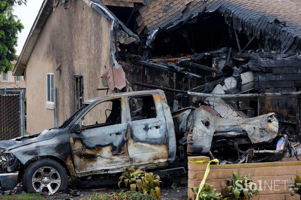 letalo, strmoglavljenje, San Diego, ZDA, reševalci, gasilci, policija, hiše, ljudje, avtomobili
