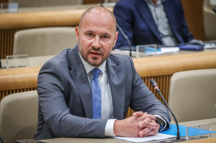 Vrtovec si želi, da bosta s prihodnjo ministrico za okolje in prostor - kandidatka za ministrico je Polona Rigelj - tvorno sodelovala. | Foto: STA