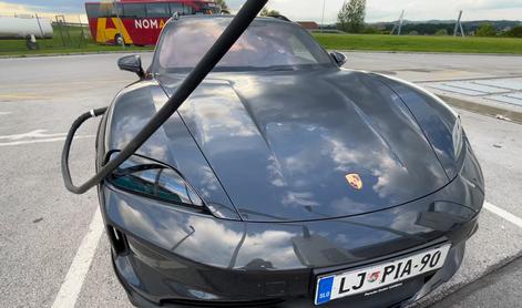 Niti Tesla temu ni kos: Porschejev mejnik ob slovenski avtocesti. #video