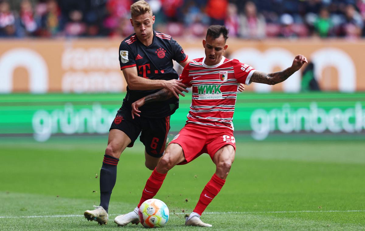 bundesliga Bayern München Augsburg | Po treh remijih je Bayern zdaj še izgubil. Z 1:0 je bil boljši Augsburg. | Foto Reuters