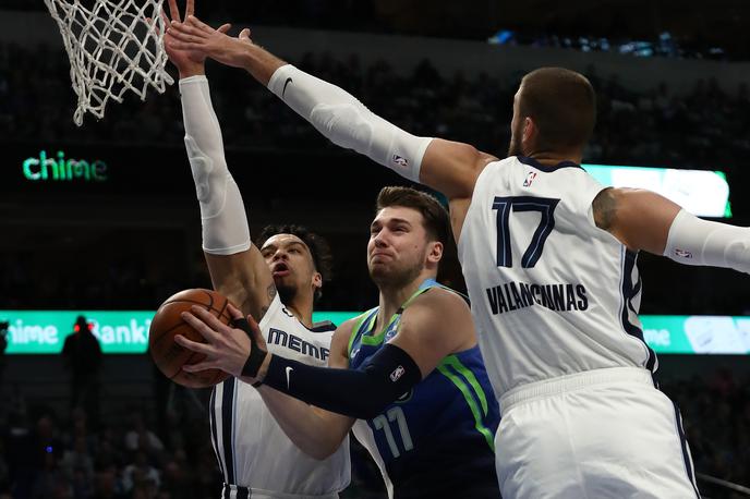 Luka Dončić | Luka Dončić je z druščino doma pometel z Memhpis Grizzlies. Ljubljančan je tokrat dosegel 21 točk. | Foto Guliver/Getty Images