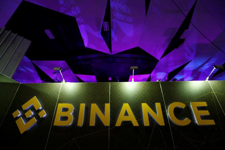 Največje breme novih ukrepov bi tako nosile borze s kriptovalutami (na fotografiji logotip Binance, ene največjih na svetu), a druge poti trenutno pravzaprav ni. Regulatorji omrežij samih ne morejo nadzirati učinkovito, saj ne delujejo tako kot tradicionalno bančništvo, temveč gre za decentralizirane sisteme, nad katerimi ne bdi nobena ustanova ali posameznik.  | Foto: Reuters