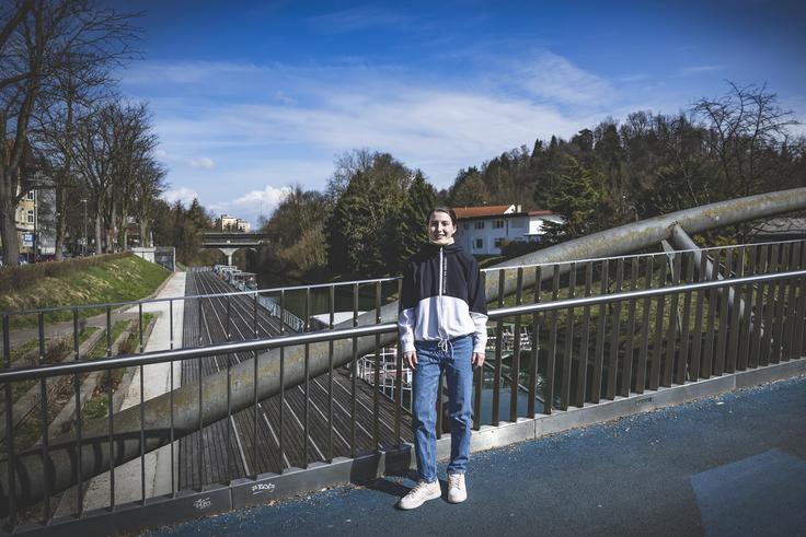 "S pomočjo fizioterapevtke in psihologinje sem v zadnjih mesecih naredila res veliko dela, tako v glavi, mentalno, kot tudi fizično. Bolečin ne čutim več, tako da tudi protibolečinskih tablet ne jemljem več." | Foto: Ana Kovač