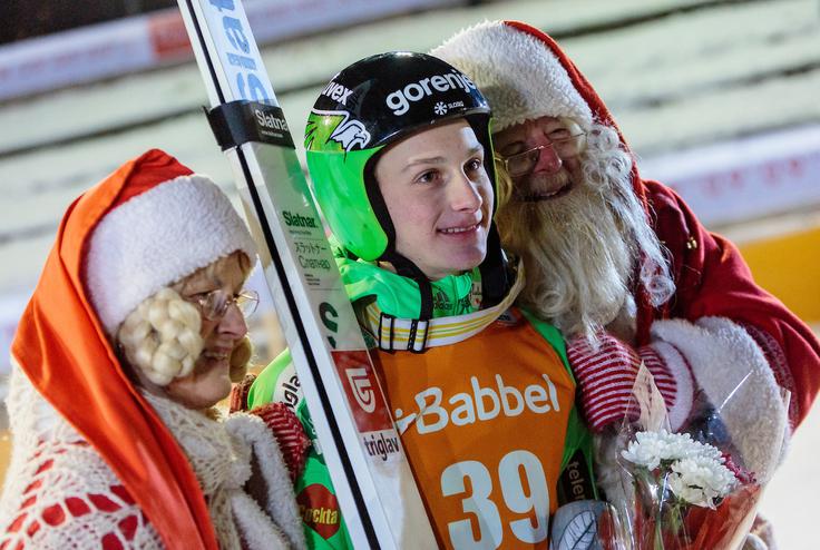 Domen Prevc je bil v petek razpoložen in je napovedal, da ga lahko visoko pričakujemo tudi na nedeljski posamični tekmi. | Foto: Sportida
