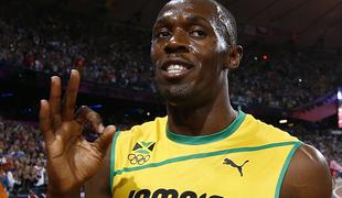 Usain Bolt v objemu vročih deklet na jamajškem karnevalu (video)