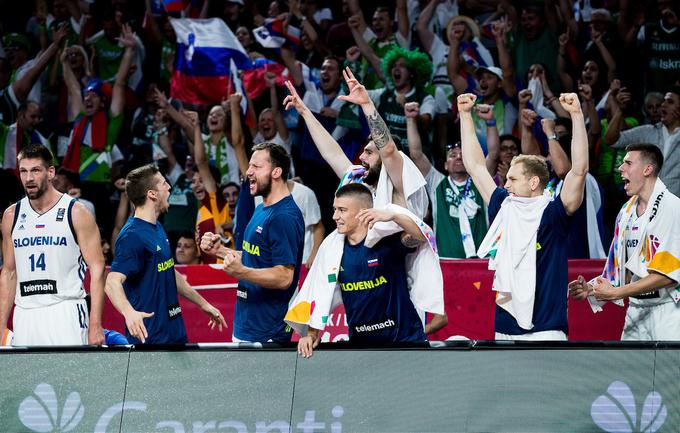 Veliko veselje slovenskih košarkarjev po veliki zmagi v četrtfinalu evropskega prvenstva. | Foto: Vid Ponikvar