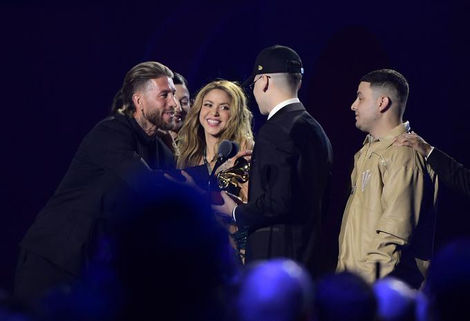 Prav Sergio Ramos je Shakiri izročil nagrado na podelitvi latino grammyjev pretekli konec tedna v Sevilli. | Foto: Profimedia