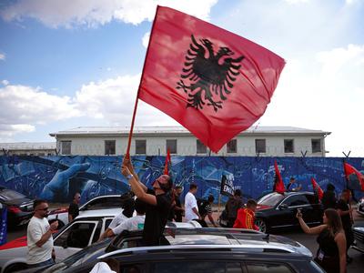 Sodba Thaciju sprožila proteste in ostre odzive na Kosovu