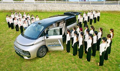 Nov svetovni rekord: v Geelyjev enoprostorec se je stisnilo 42 ljudi #video