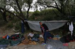 V Srbiji in Makedoniji ujetih na tisoče beguncev, opozarja Amnesty International 