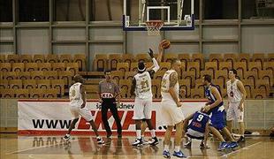 Olimpija suverena, prva zmaga Crvene z.