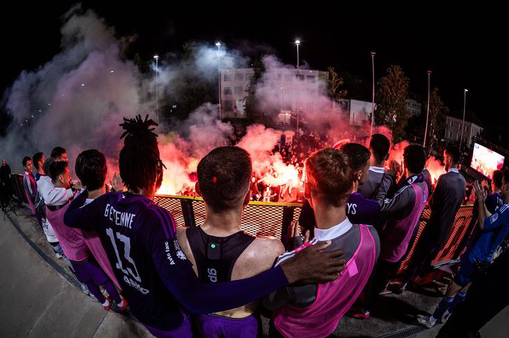 Mariborčani so prvič v tej sezoni premagali Celjane in zmago po koncu dvoboja na južni ploščadi proslavili z navijači. | Foto: Jure Banfi/alesfevzer.com