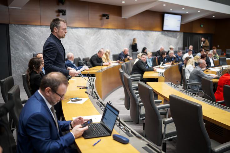 Prvi je vprašanje premierju postavil poslanec Tine Novak. | Foto: STA