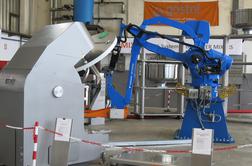 Robot, ki na uro pripravi do pet tisoč kilogramov testa za kruh