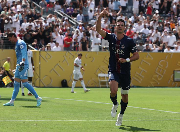 PSG je v 6. minuti popeljal v vodstvo Fabian Ruiz. Pred tem si je veliko napako v obrambi privoščil Raul Asencio, kar je izkoristil Ousmane Dembele, poznejši podajalec pri golu. Ruiz je v nadaljevanju srečanja še enkrat zatresel mrežo Reala. | Foto: Reuters