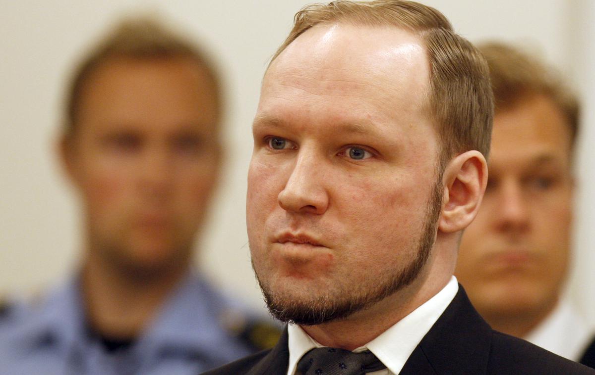 Morilec Anders Breivik | V začetku letošnjega leta je Breivik vložil tudi tožbo proti državi. Trdil je, da v zaporu Ringerike, kjer prestaja kazen, trpi zaradi nečloveških pogojev. Med sojenjem se je izkazalo, da je med prestajanjem zaporne kazni trikrat poskušal narediti samomor, gladovno stavkal, vzklikal nacistični pozdrav in z lastnimi iztrebki na stene risal simbole, kot je svastika. | Foto Guliverimage